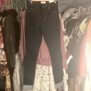 NWT Universal Thread sculpting high rise skinny jeans. Dark almost black. 00/24